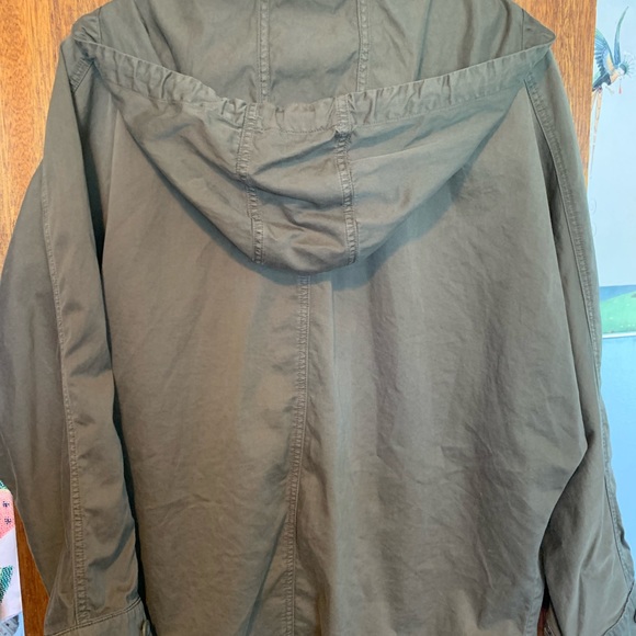 Vince Cropped Anorak in Olive Green - Picture 2 of 4